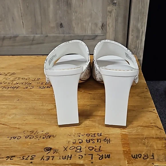 Snake skin print 4" heel size 9 slip on shoe - Picture 3 of 5